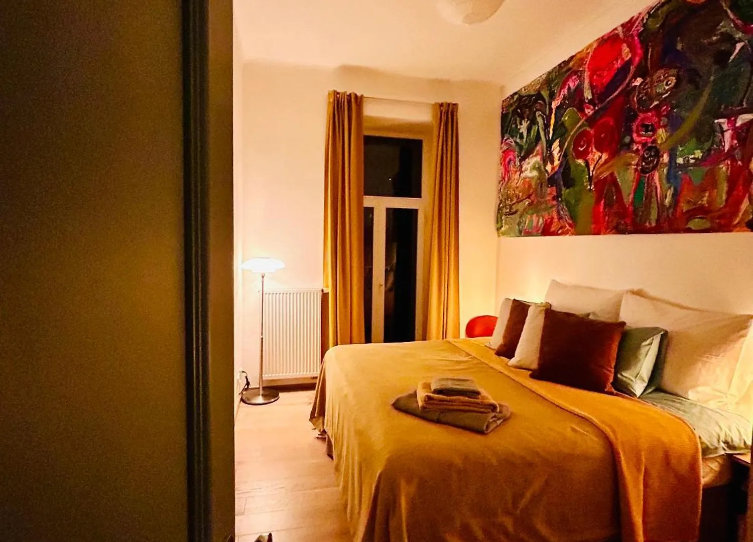 Green Balcony & King Size Bed Praha