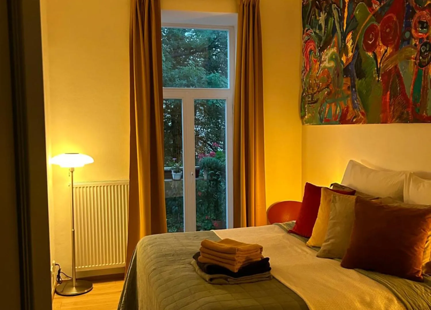 Green Balcony & King Size Bed Praha